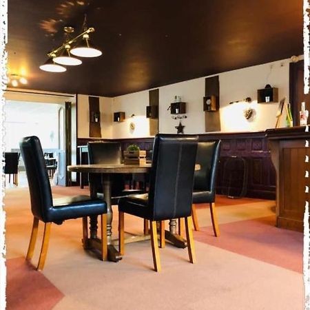 Hotel Le Bretagne Et Restaurant Le Papillon Gorron Exteriör bild