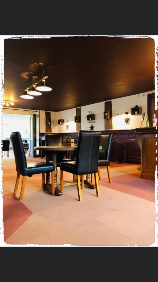 Hotel Le Bretagne Et Restaurant Le Papillon Gorron Exteriör bild