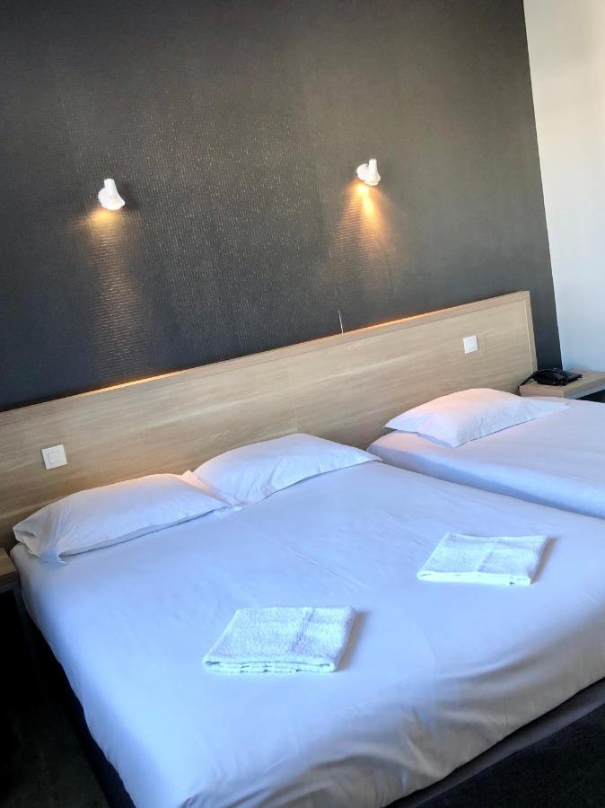 Hotel Le Bretagne Et Restaurant Le Papillon Gorron Exteriör bild